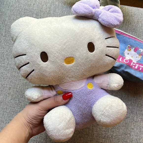 💕 Hello Kitty Plush Toy and Make up Bag! - Picture 4 of 17